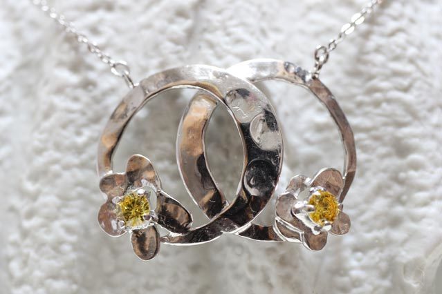 月夜のお花ネックレス