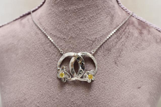 ムーンリットネックレス